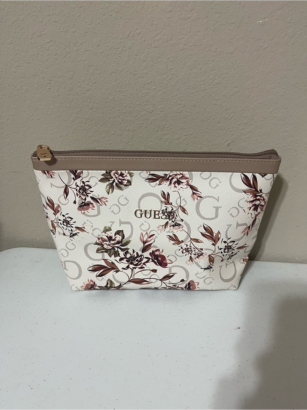 GUESS Womens Cosmetic Travel Bag Elegant With Floral Design NEW